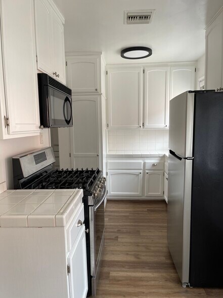 Building Photo - 702 S Pacific Coast Hwy