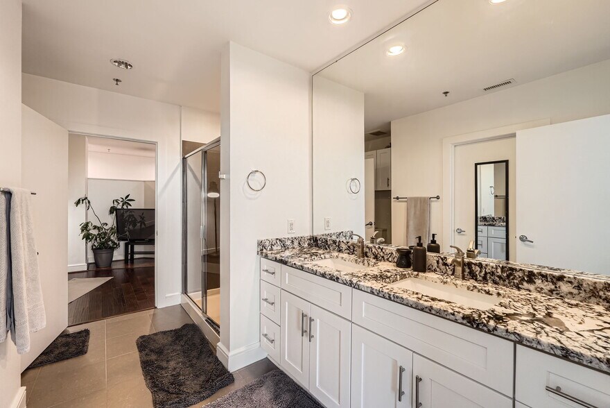 Building Photo - 333 W Trade St