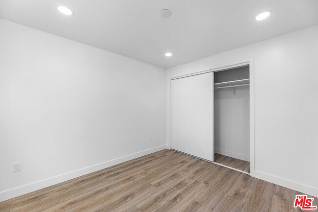 Building Photo - 498 E 52nd St
