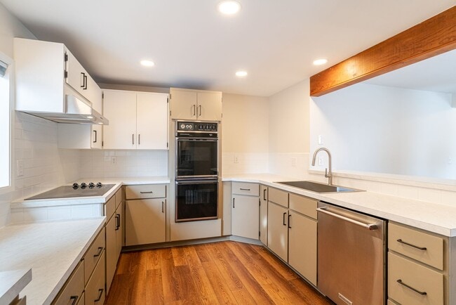 Building Photo - Huge Kitchen, 1000 sq ft Shop/Garage, Remodeled 3 bedroom