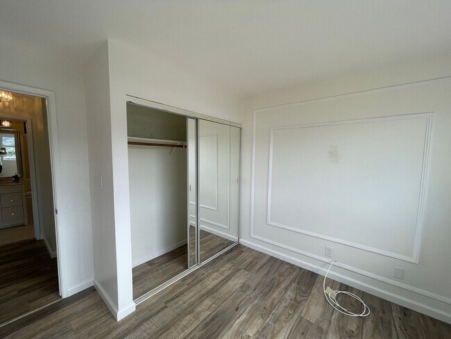 Building Photo - Beautiful 2 bedroom, 2 bath townhome