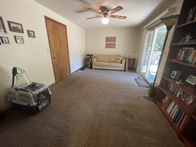 Building Photo - Lovely 3bed/2bath Ranch style home with HUGE private yard in a peaceful cul-de-sac!