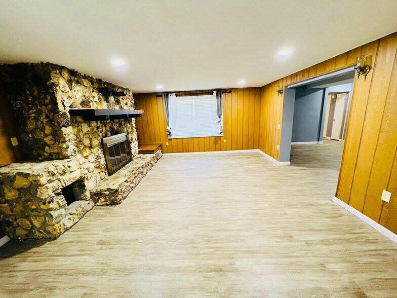 Living room view from kitchen - 1817 Demastus Ln