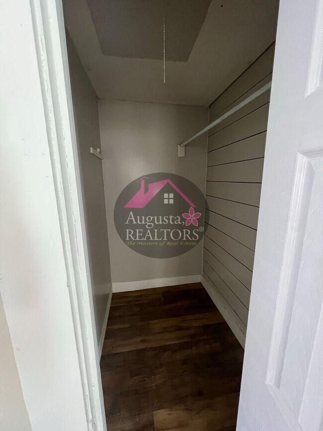 Building Photo - Adorable One Bedroom Duplex!