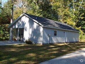 Building Photo - Comfort & Privacy!