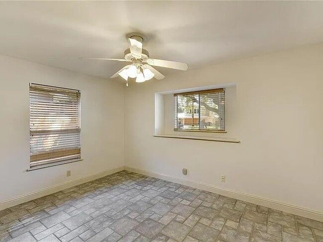 Building Photo - 2906 Greenlawn Pkwy