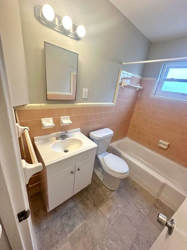 Building Photo - NOW READY! 1 BEDROOM 1 BATHROOM UNIT IN AT...