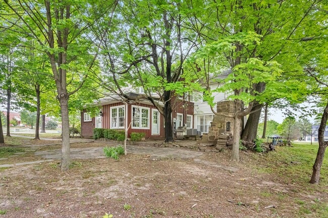 Building Photo - Unique, Charming and Spacious Fayetteville Home!