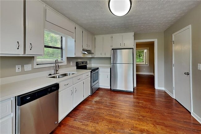 Building Photo - 3951 Kensington Dr