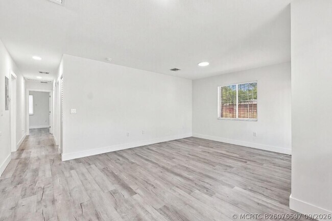 Building Photo - 4952 NW 21st Ave