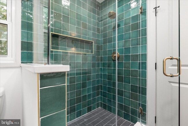 Building Photo - 4386 Lakewood Dr