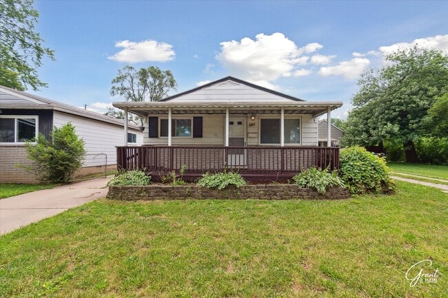 Primary Photo - 3 bedroom ranch $1300 - Lease Special