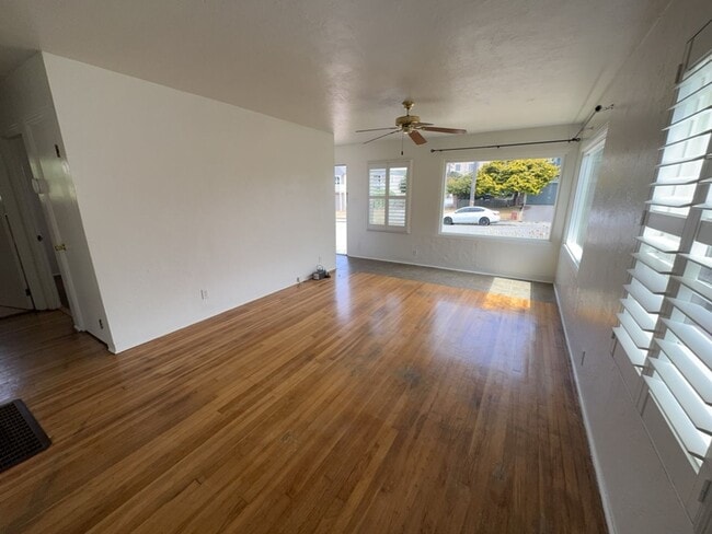 Building Photo - Pet-friendly Home Located in Eureka!