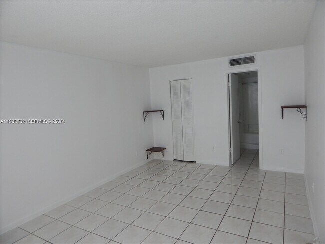 Building Photo - 14301 N Kendall Dr