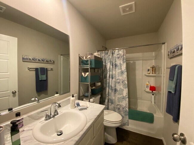 Building Photo - Discover this beautifully designed 3 bedro...