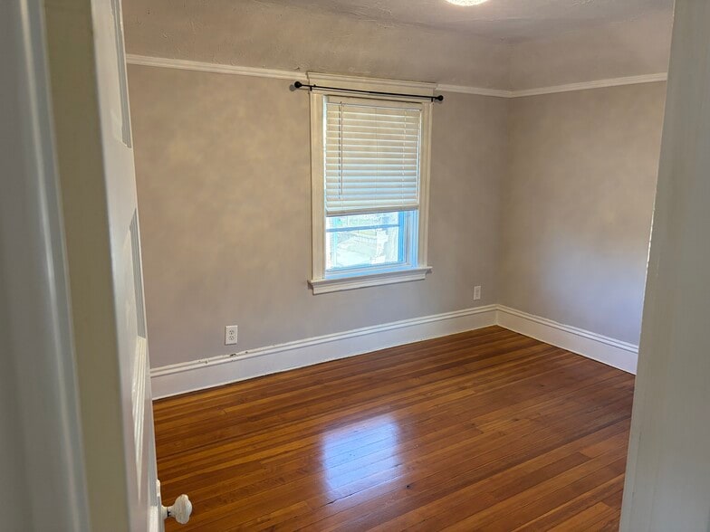 Building Photo - 162 Elm St