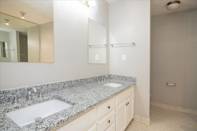 Building Photo - Spacious 3/2 Ranch Home w/ 2 Car Garage in Quiet Neighborhood