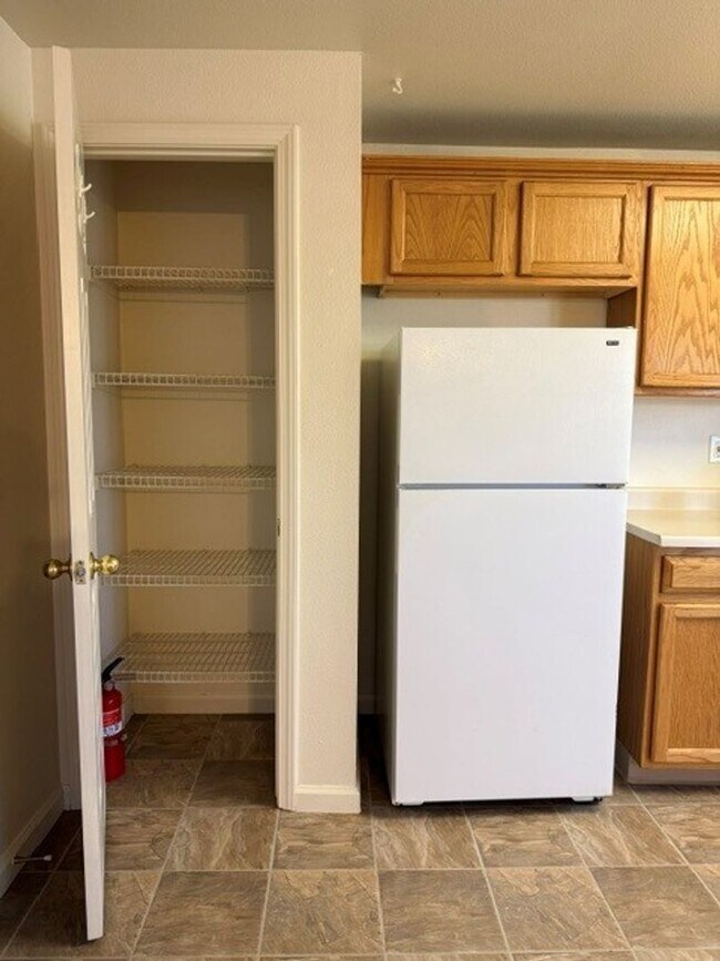Building Photo - Two Bedroom Two Bath Townhome move in ready!