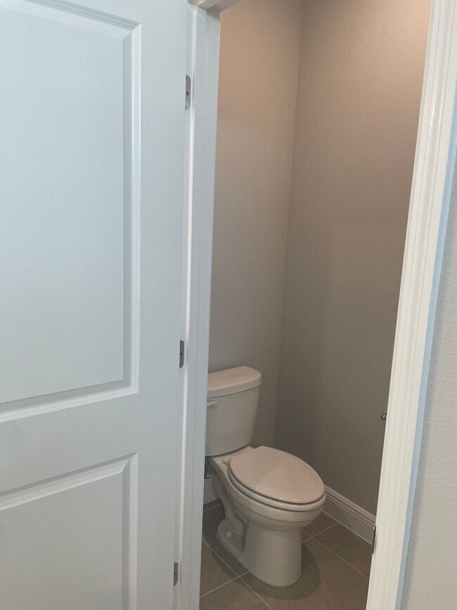 Building Photo - Annual Unfurnished 3 Bedroom, 3.5 Bathroom Townhome adjacent to Downtown Sarasota