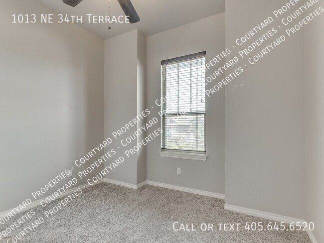 Building Photo - 1013 NE 34th Terr