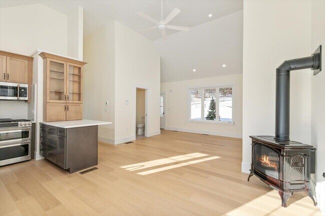 Building Photo - 639 E Broadway