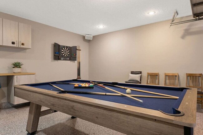Building Photo - 5841 Bayview Dr