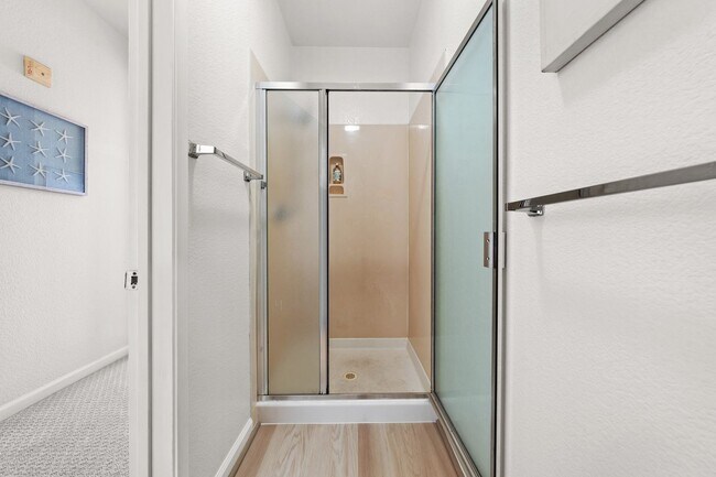 Building Photo - Epic REA - Top floor, Sweeping Views, 3 BR...