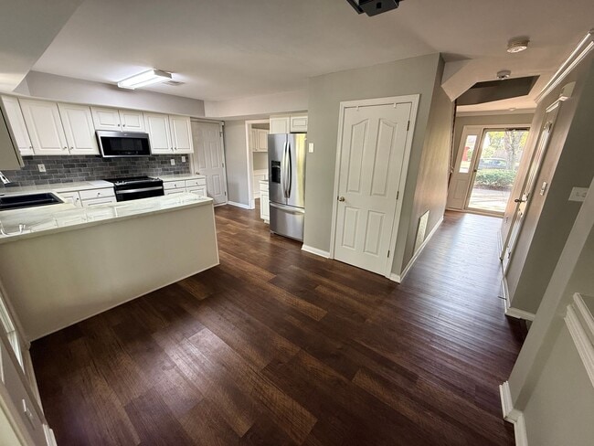 Building Photo - MOVE IN NOW OCTOBER RENT FREE -Spacious 4 ...