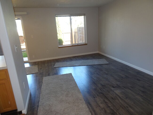 Building Photo - Sulbri04-102/104/106 Rice LN