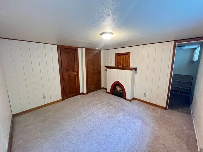 Building Photo - 4 bed 2 bath home centrally located
