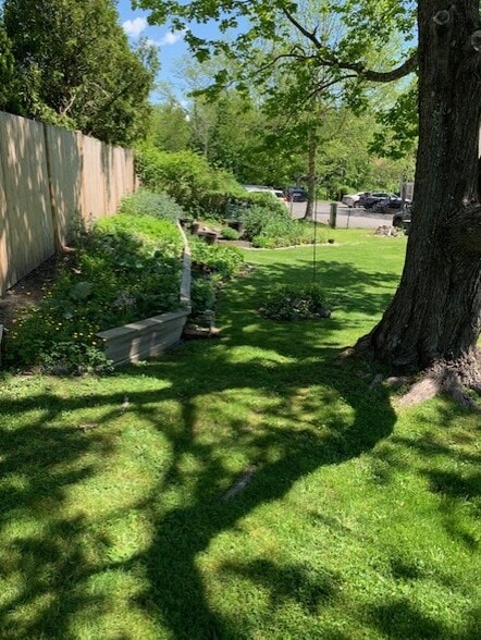 Building Photo - 10 Pine Point Rd