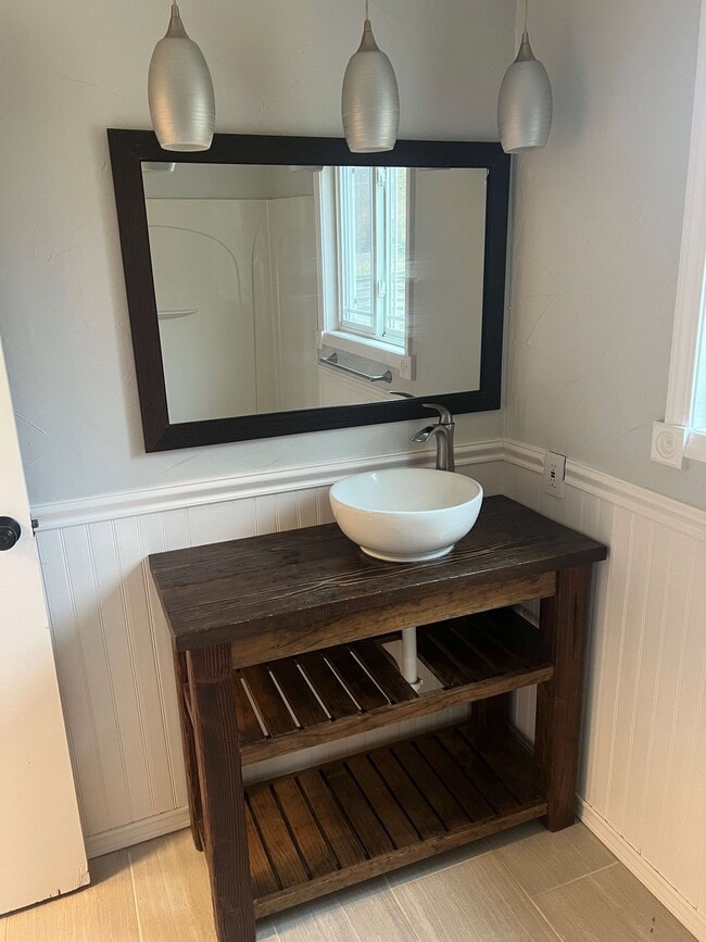 Building Photo - 10571 Center Rd