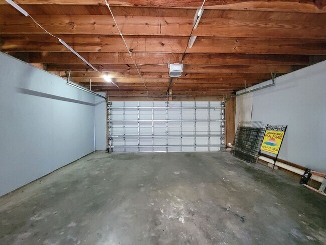Building Photo - Two bedrooms two 1/2 bath townhome on Galv...