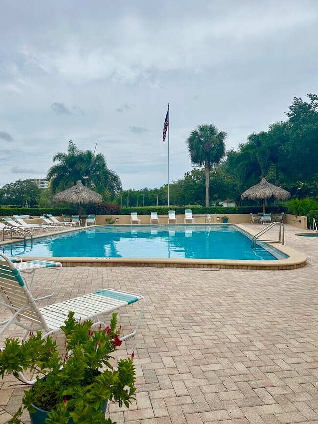 Building Photo - 2617 Cove Cay Dr