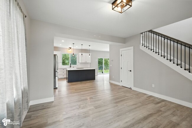 Building Photo - Charming & Updated 4BD/2.5BA!