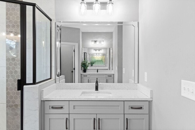 Building Photo - 5 Bedroom in Farmington Subdivision!