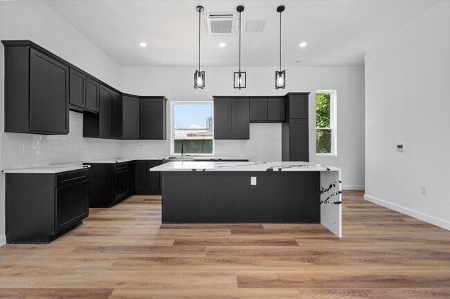 Building Photo - Spacious Townhouse in Dallas