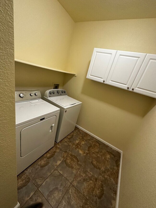 Building Photo - Move in Ready!!  3 Bedroom Condo - Cherry Grove - Aurora.....