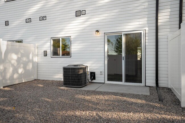 Building Photo - 1 W 2925 N Cir