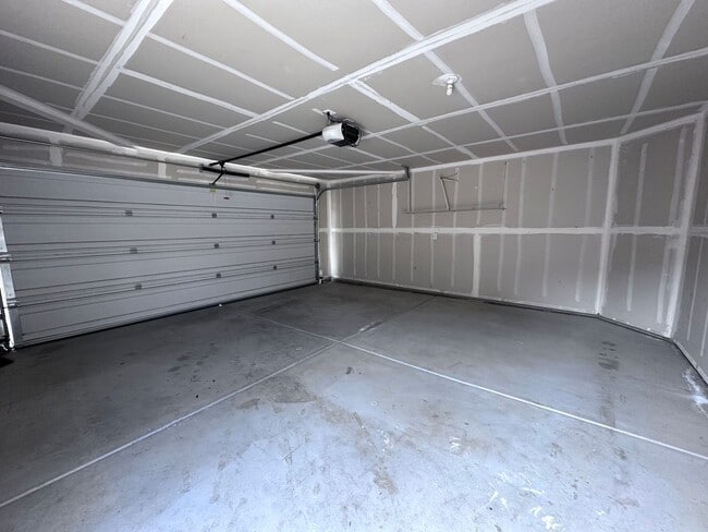 Building Photo - NW Visalia Home Coming Soon!