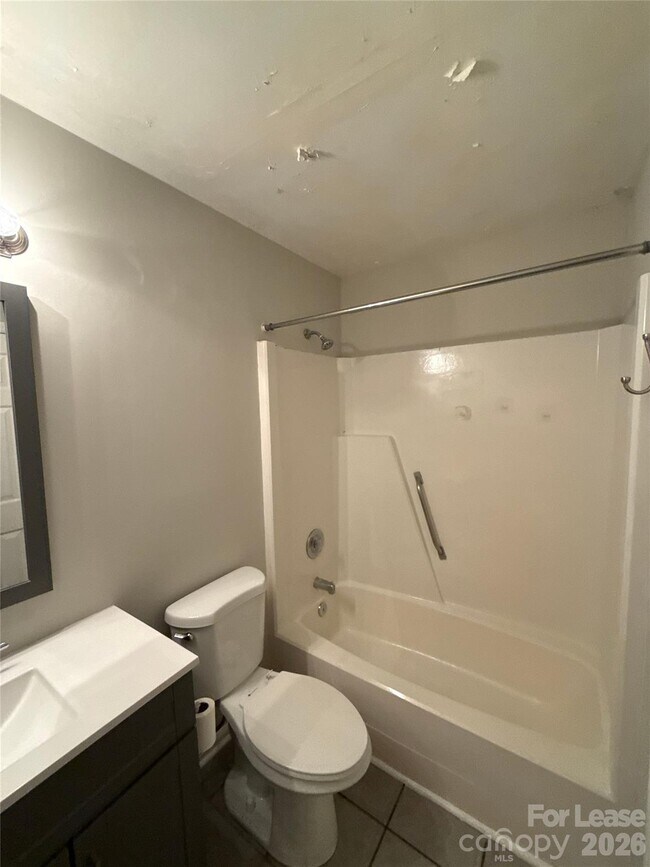 Building Photo - 2325 Brookview Ct