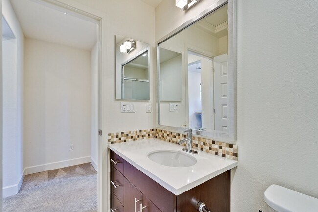 Building Photo - Modern Townhome in Prime Location — Walkab...