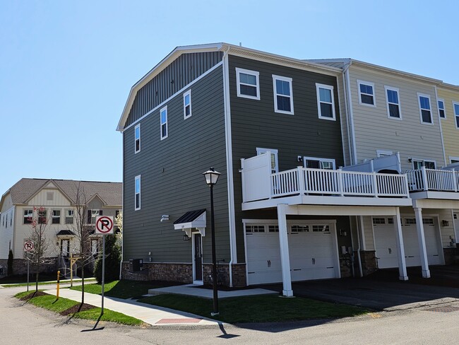 Building Photo - 1019 Mohawk Ln