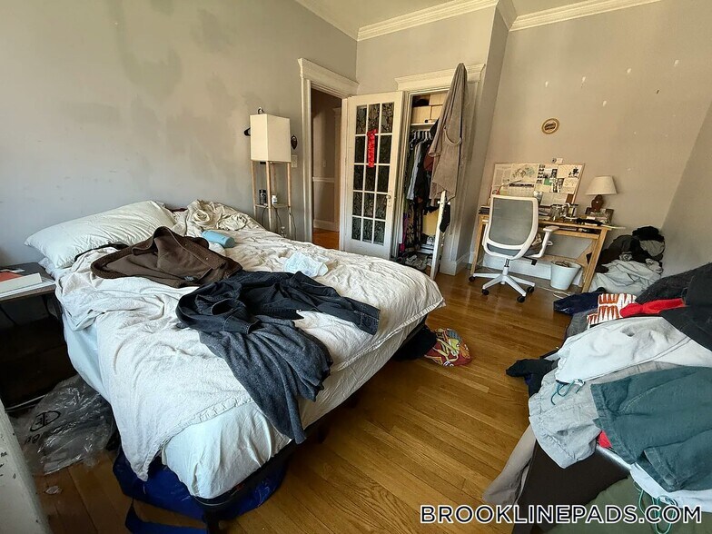 Building Photo - 10 Greenway Ct