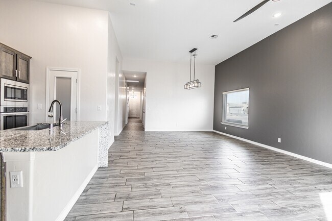 Building Photo - 14852 Mike a Mendoza Ave