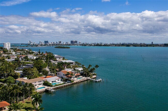 Building Photo - 1800 NE 114th St