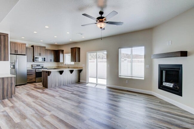 Building Photo - 668 E Fiddlers Canyon Rd