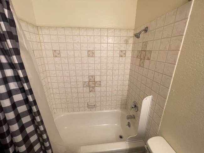 Building Photo - Ground Floor 2 Bed, 1 Bath near Upriver & ...