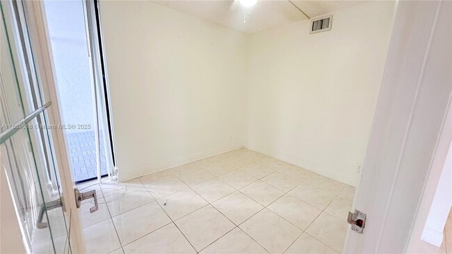 Building Photo - 800 Parkview Dr