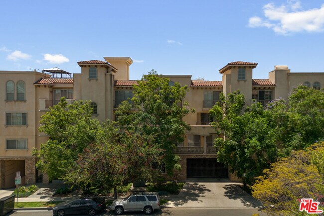 Building Photo - 837 N Hudson Ave